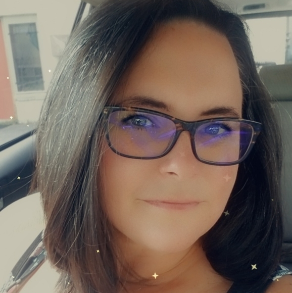 Meet your Posher, Carrie - Picture 2 of 5